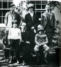 James Barrie avec la duchesse de Sutherland et quatre des garçons Llewelyn Davies, en 1911. A l'arrière (de gauche à droite) : Geroges (18 ans) ; la duchesse ; Peter (14ans) ; A l'avant :  Nico (7ans) ; James (51 ans) ; Michael (11ans)