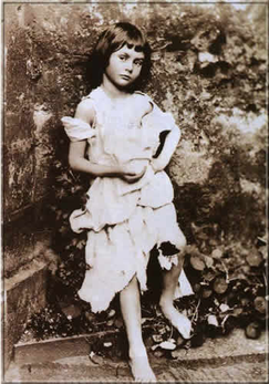 La photo la plus célèbre d'Alice Liddell, déguisée en mendiante. Photo prise par Charles Dodgson lui-même.